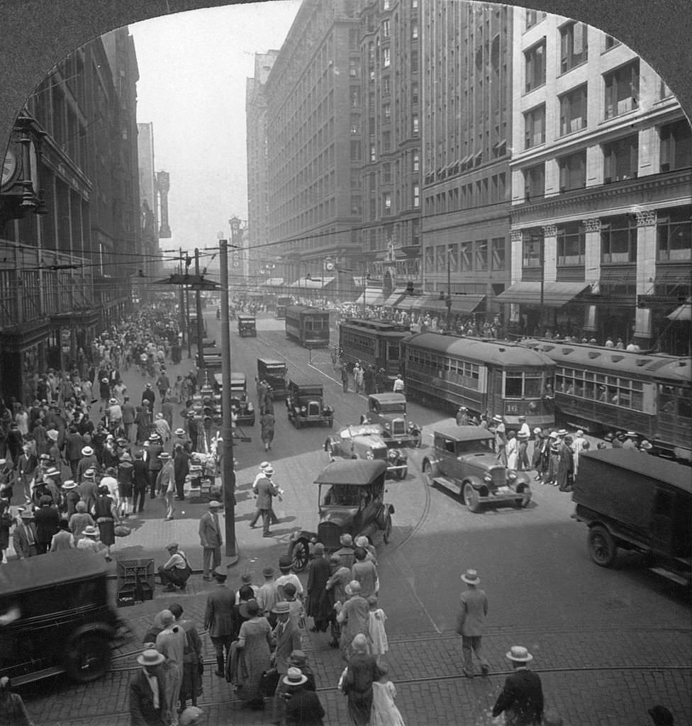 In the heart of the shopping district on State Street, Chicago, 1900s