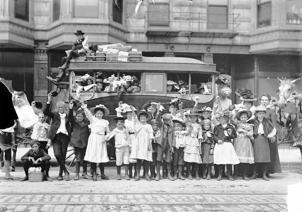Children assembled in and around a horse-drawn carriage during a Chicago Daily News Fresh-Air Fund outing, Chicago, Illinois, 1902