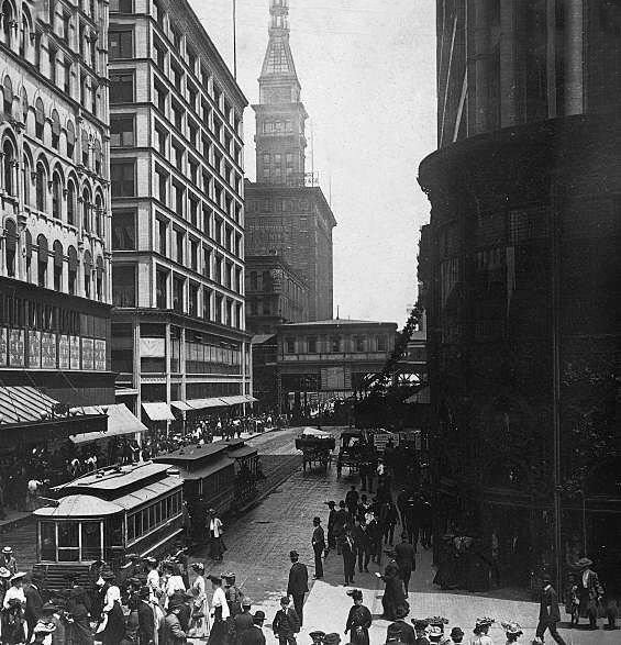 Madison Street East toward the Lake from State Street in the city of Chicago, 1905