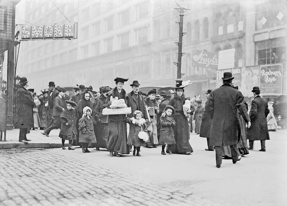Christmas shoppers crossing an intersection on State Street in the Loop, Chicago, 1900s