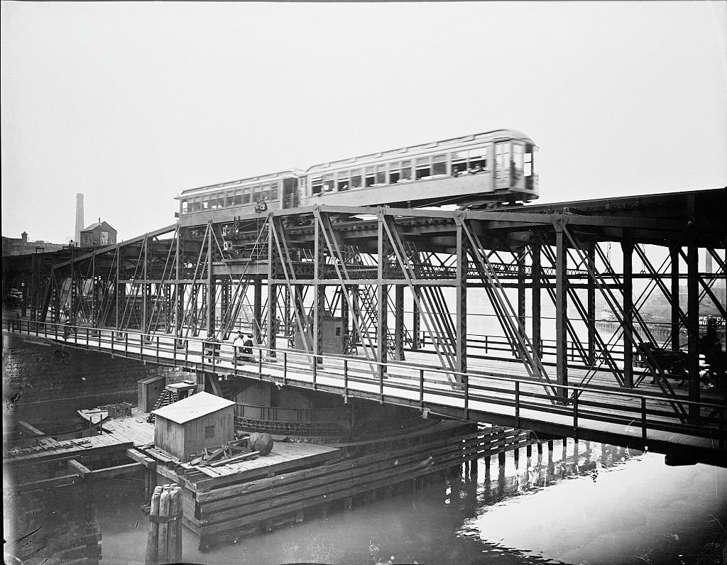 Elevated train crossing Wells Street Bridge, Chicago, Illinois, 1905