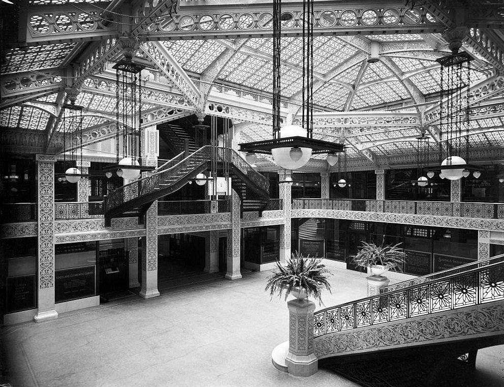 Interior view of the lobby of the Rookery Building after the remodeling by Frank Lloyd Wright, Chicago, 1905