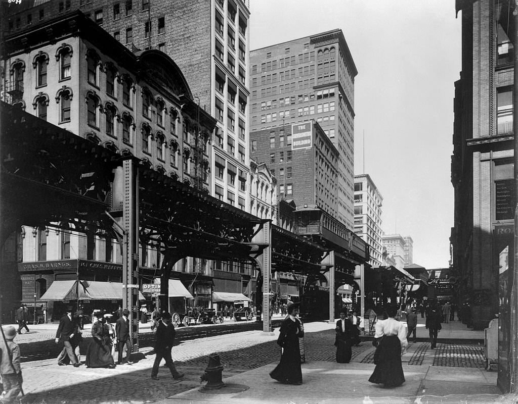View of the elevated tracks on Wabash Avenue, north from Monroe Street, Chicago, Illinois, 1905.
