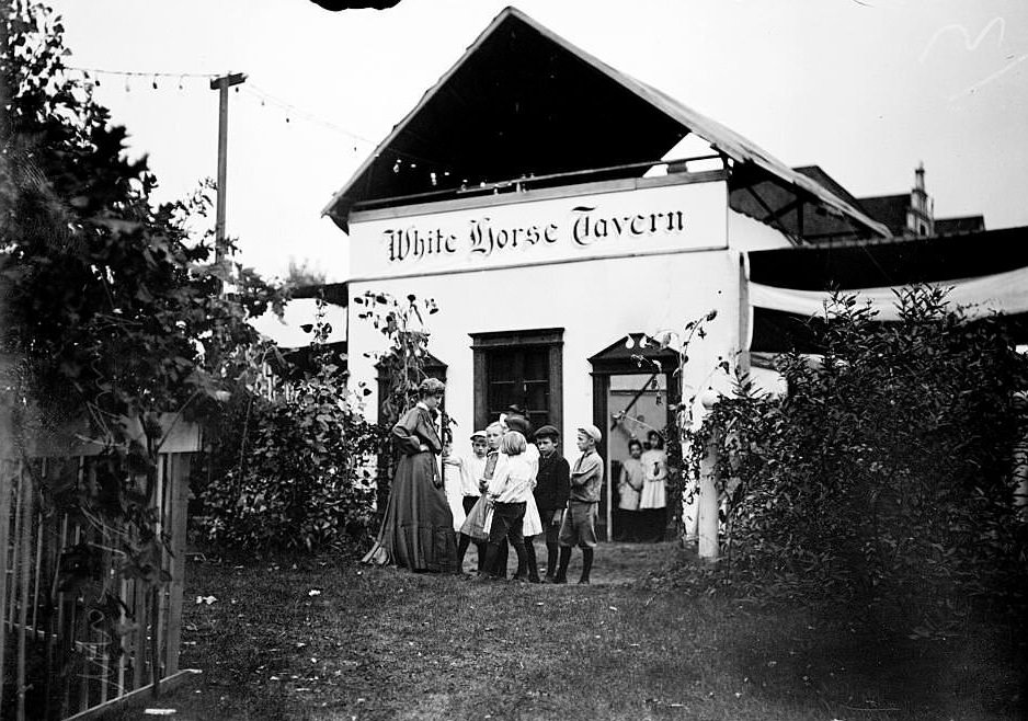 Exterior view of the White Horse Tavern in White City Amusement Park, Chicago, 1905.