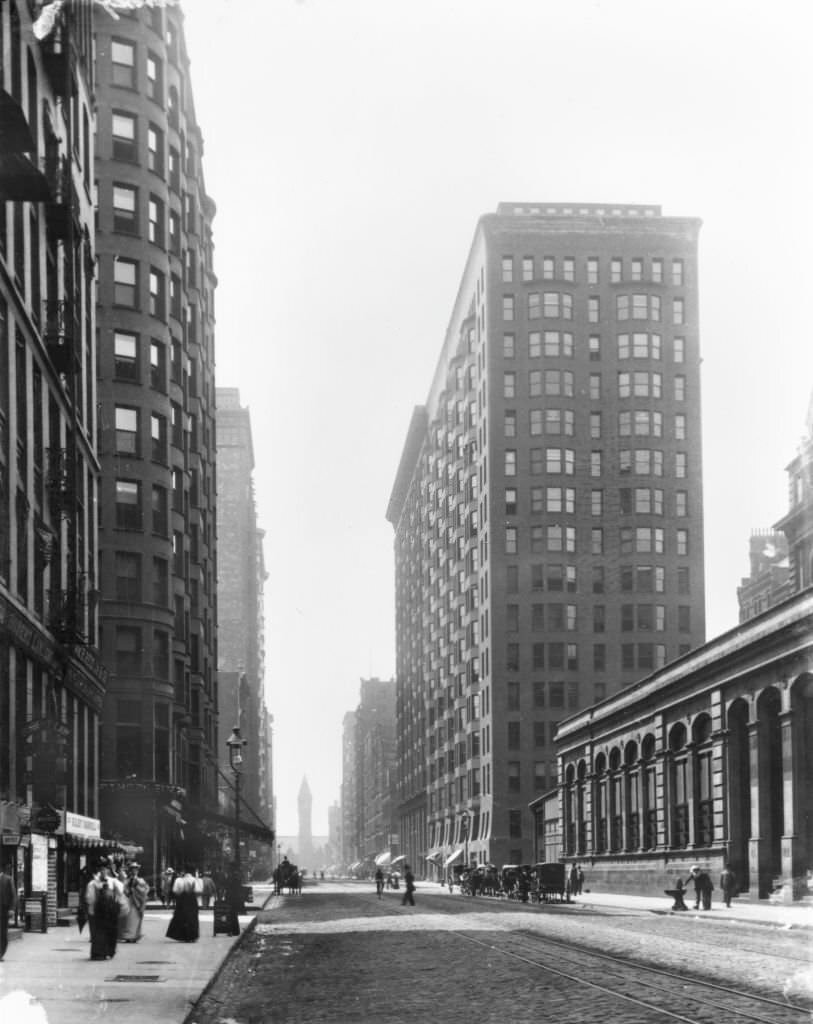 View of the Monadnock Building (seen on right), on the corner of West Jackson and Dearborn streets, Chicago, 1900s