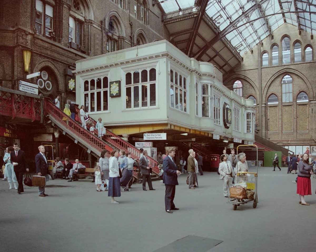 Amazing Vintage Photos Show The Street Life Of London From The 1980s