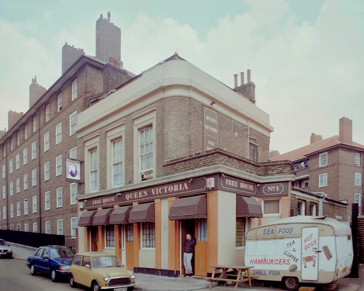 Queen Victoria Pub, Gillender Street, 1990