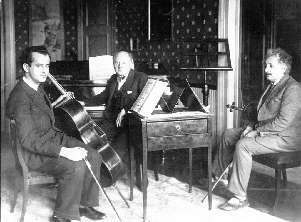 Albert Einstein (right) makes music with Bruno Esser (center) and Francesco Mendelsohn - 1927