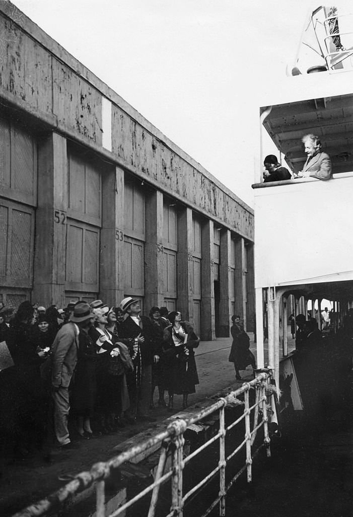 Albert Einstein with his wife Elsa on board the 'San Francisco' in Los Angeles. Departure after a two-month stay in California. Among the farewellers: Sigrid Onegin- 1931