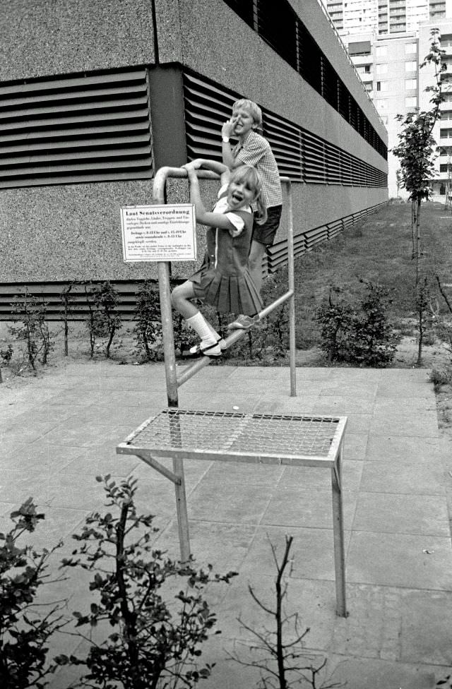 Life in Berlin in 1970 Through the Lens of Heinrich Klaffs