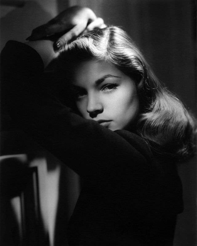 Lauren Bacall, 1943