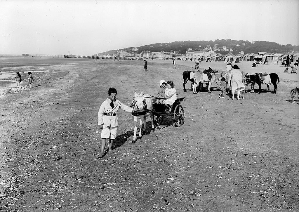 Walk of the children on the beach, 1930