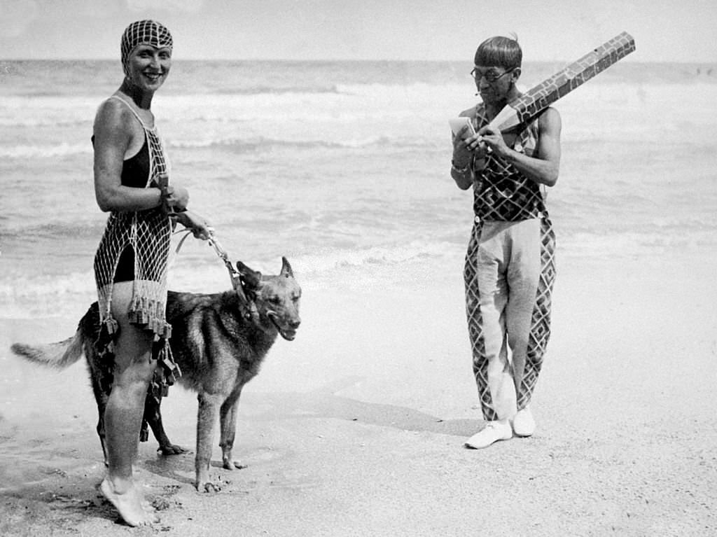 Fujita and Suzy Dorian on the Beach in Deauville, 1927