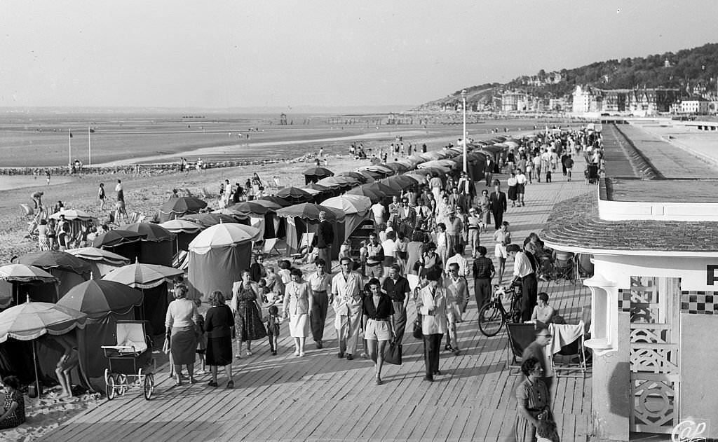 Boards and the bar of the Sun at Deauville, 1950