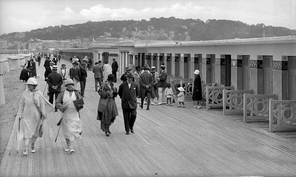 Boards and the new baths (Adda architect), 1925