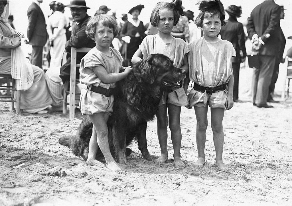 Three children with a dog at the beach of Deauville, 1913