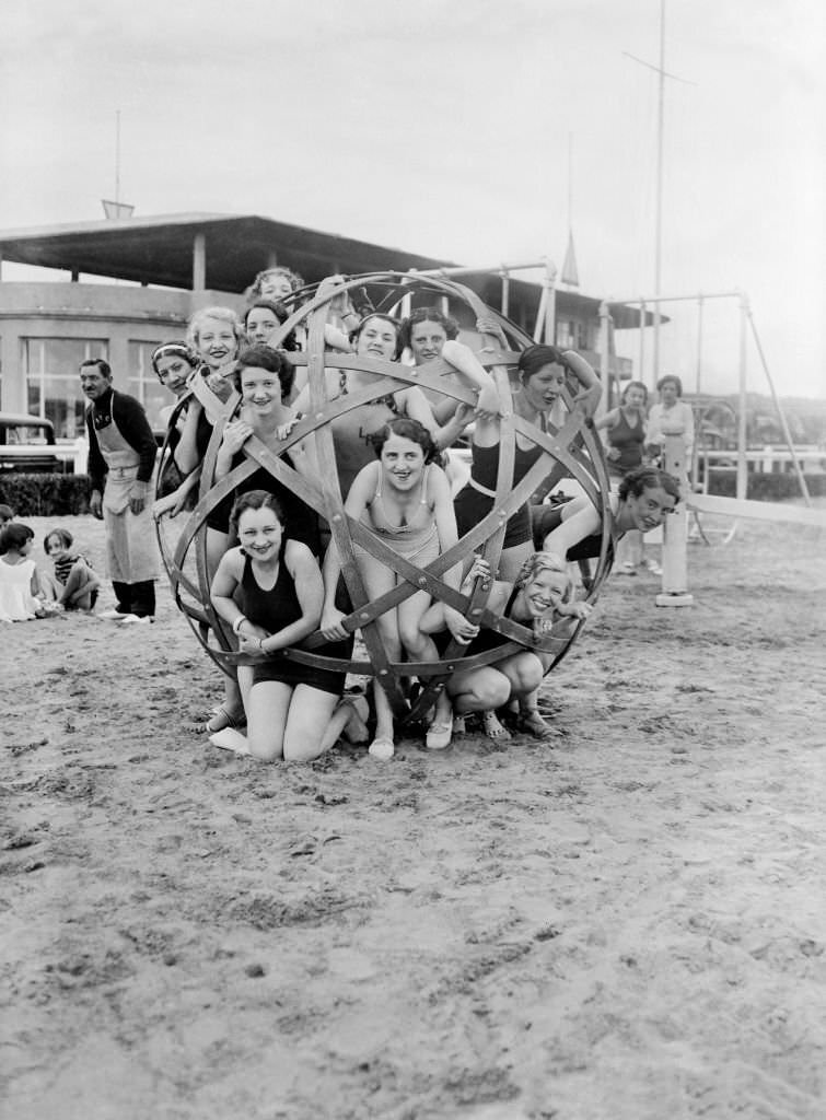 Some Young Women having fun on Deauville'S Beach On July 7, 1936.