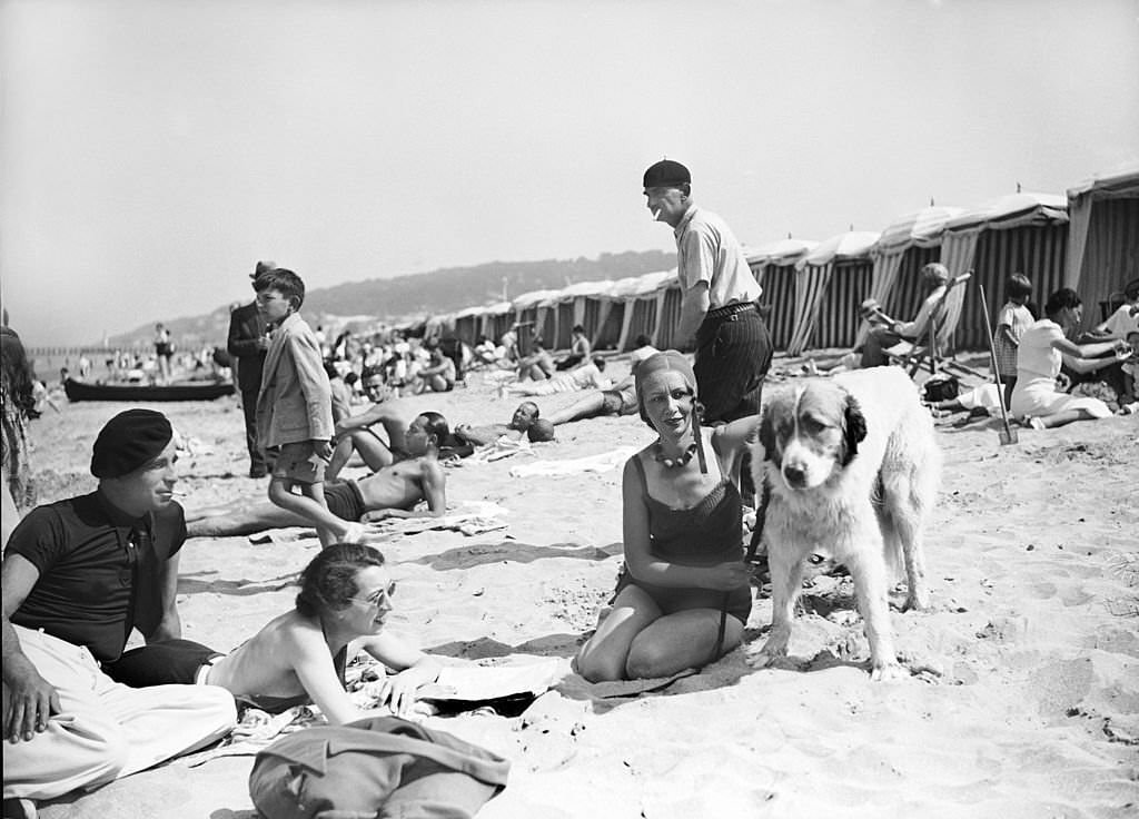 Vacationers crowd the Deauville beachee, 1936