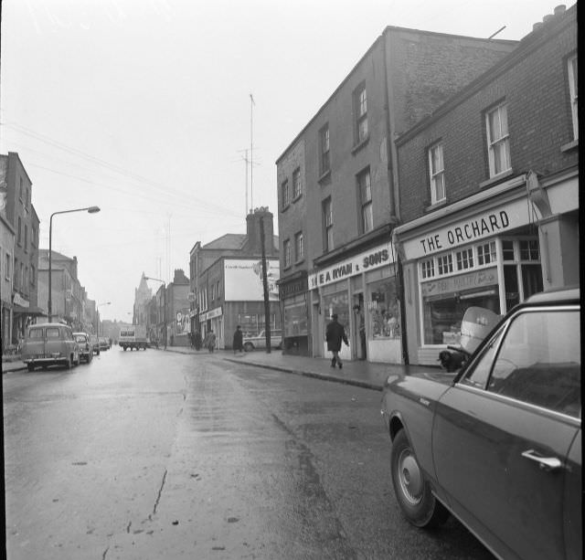 Buildings and cars pictured on Meath Street, November 1971.