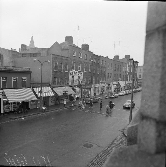 Pedestrians and shops on Thomas Street, November 1971.