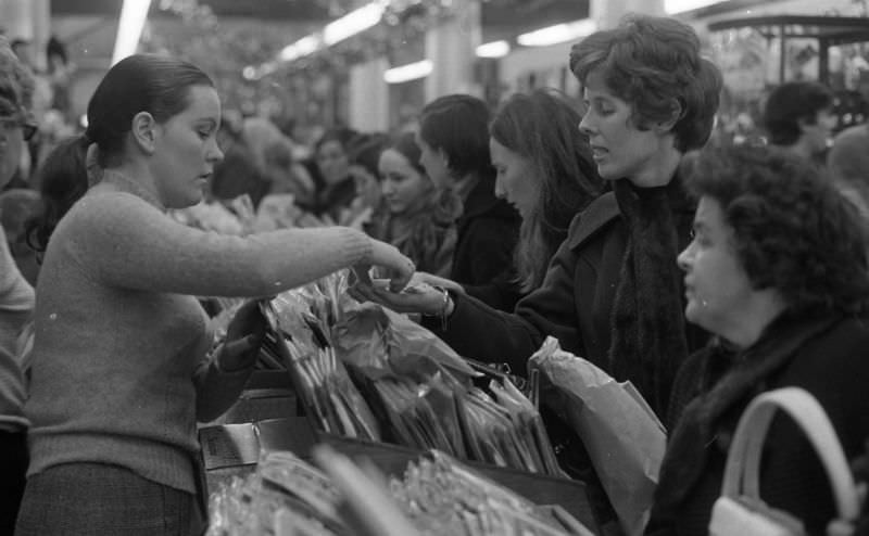 Christmas shopping on Henry Street, December 1971.