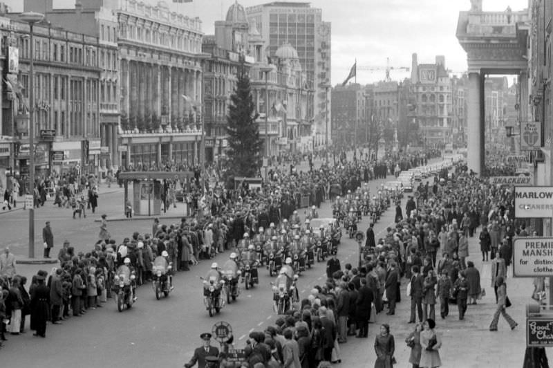 The cavalcade for the new President Cearbhall Ó Dálaigh on O'Connell Street following the Inauguration ceremony at Dublin Castle, December 1974.