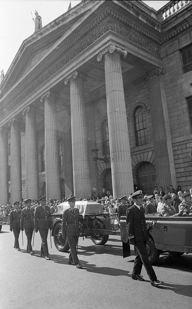 The remains of the late President Eamonn de Valera passeing the GPO on its way from Dublin Castle for the funeral Mass in the Pro-Cathedral and burial in Glasnevin cemetery, 1975