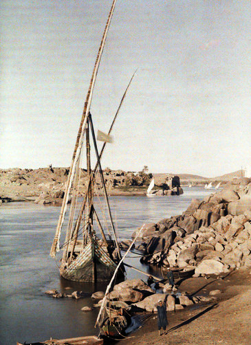View of fishermen docking on Philae Island.