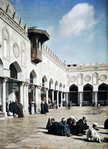 Students sitting in the courtyard of the Mosque of el Azhar.