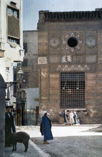 Beautiful building sits untouched in the streets of old Cairo.