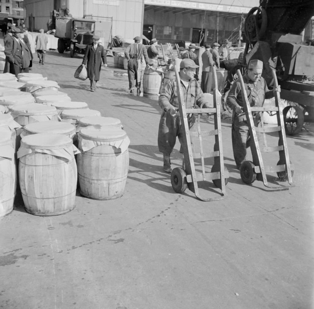 Dock scene, Fulton fish market, 1920s