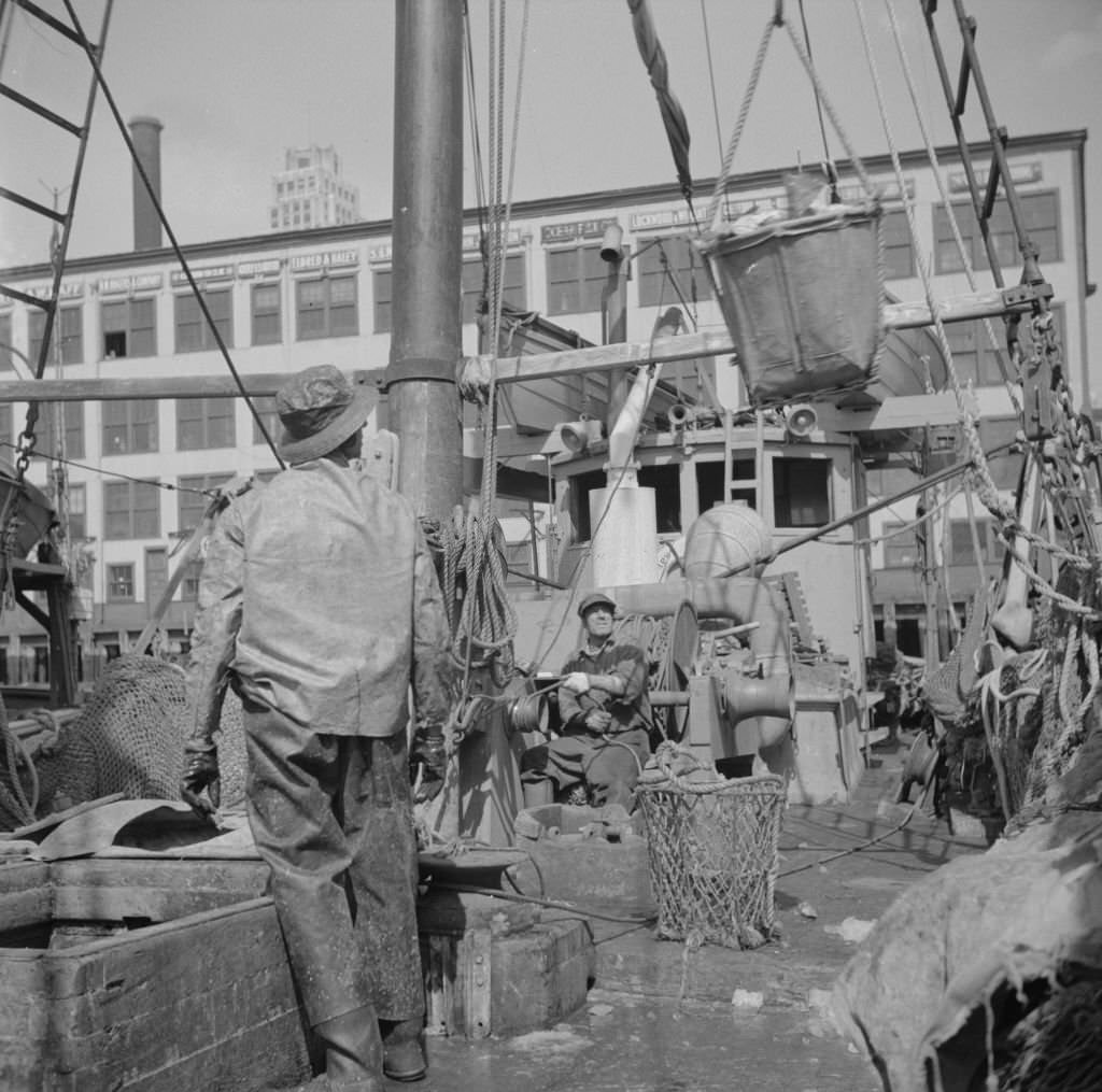 A hoister unloading fish at the Fulton fish market, 1934