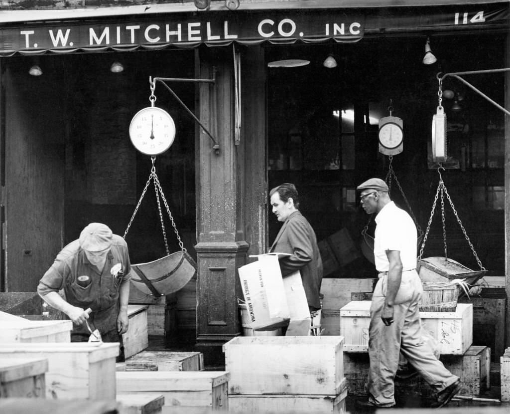 New York City, Fulton fish market, shop T. W. Mitchell Co, 1930s