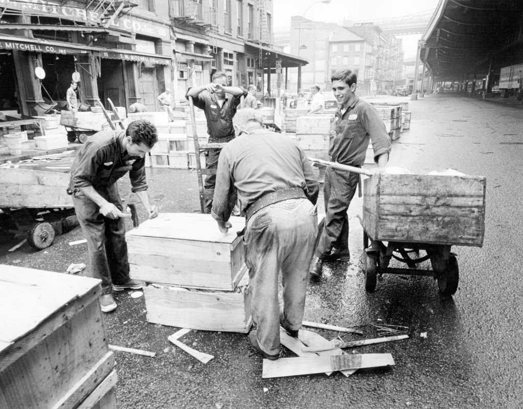 Fulton fish market, shop T. W. Mitchell Co., men closing wooden boxes, 1934