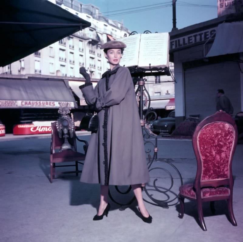 Dorian Leigh at aux Puce (Flea Market), photo by Georges Dambier, Paris, 1953