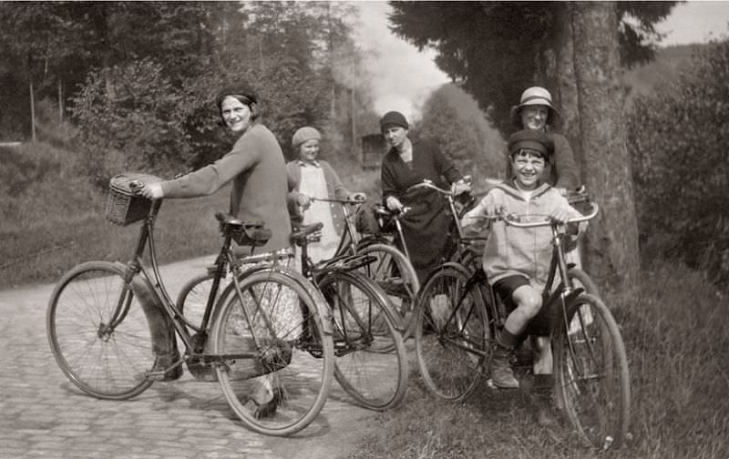 Spectacular Group Photos from the Early 20th Century