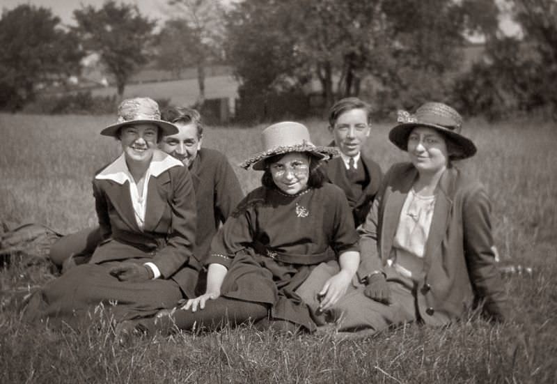 Spectacular Group Photos from the Early 20th Century