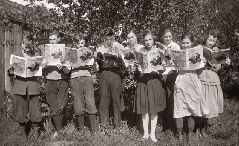 Spectacular Group Photos from the Early 20th Century