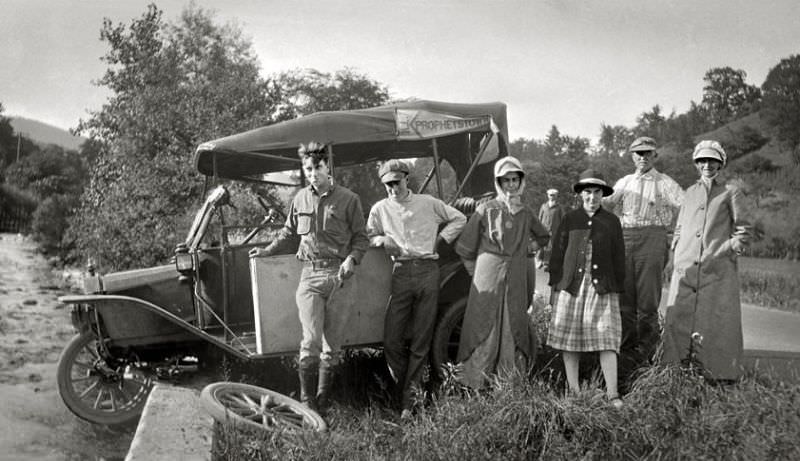 Spectacular Group Photos from the Early 20th Century