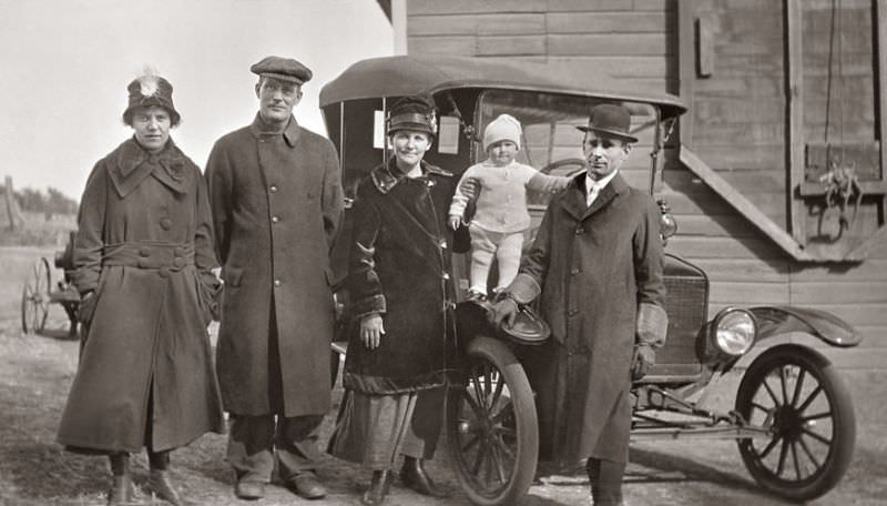 Spectacular Group Photos from the Early 20th Century