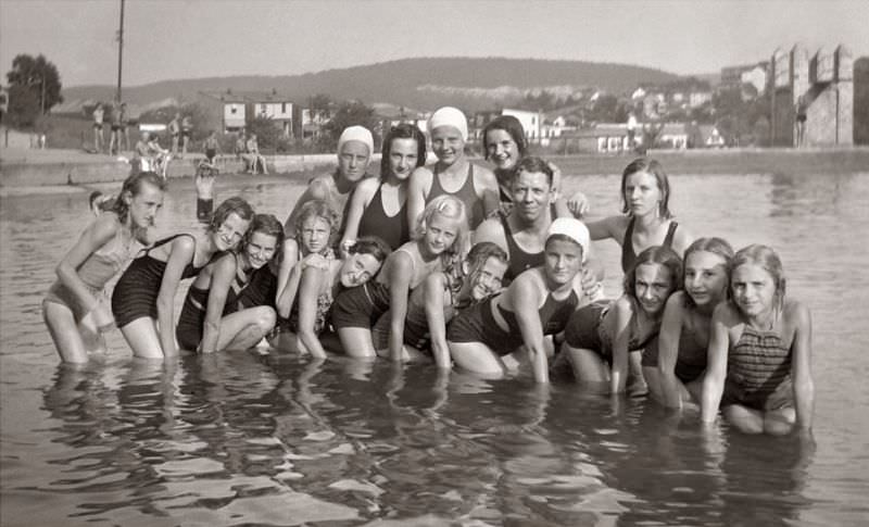 Spectacular Group Photos from the Early 20th Century