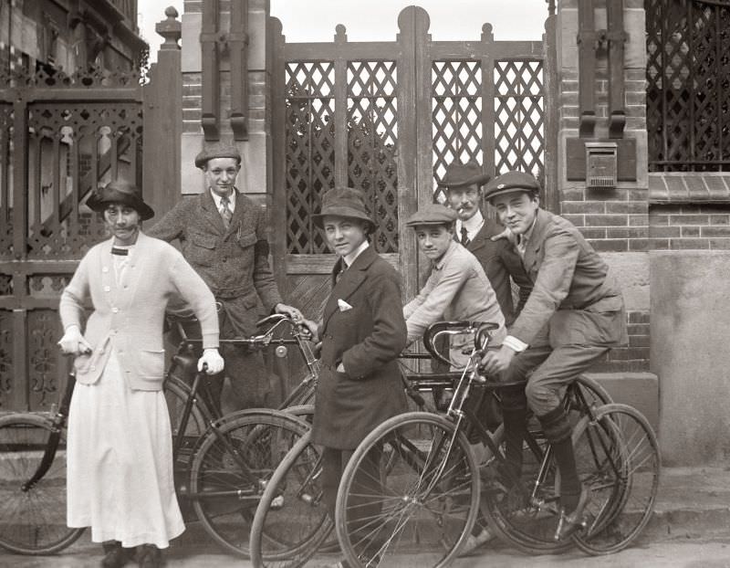 Spectacular Group Photos from the Early 20th Century