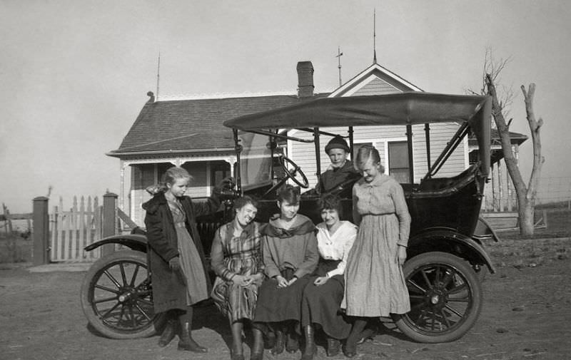 Spectacular Group Photos from the Early 20th Century