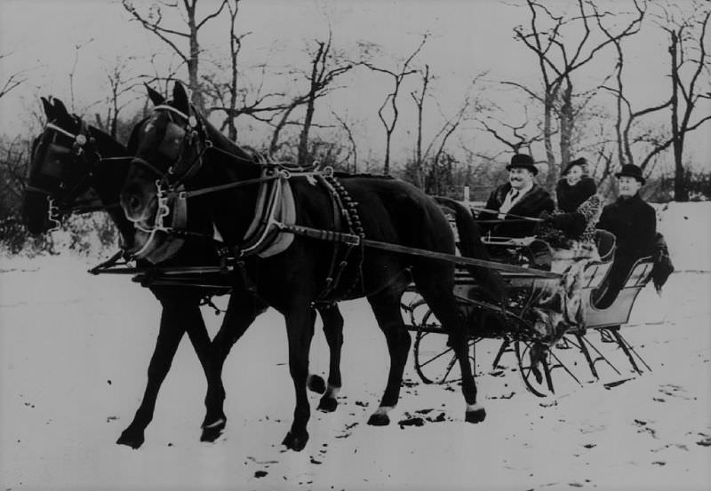 Racing with sleighs, 1935.