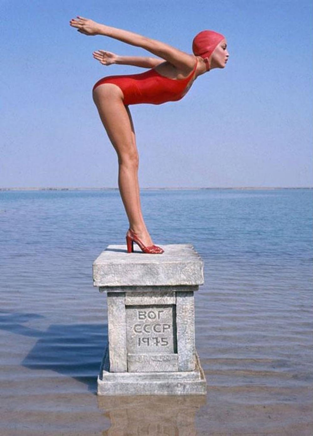 Gorgeous Photos of Jerry Hall captured by Norman Parkinson for British Vogue in 1975