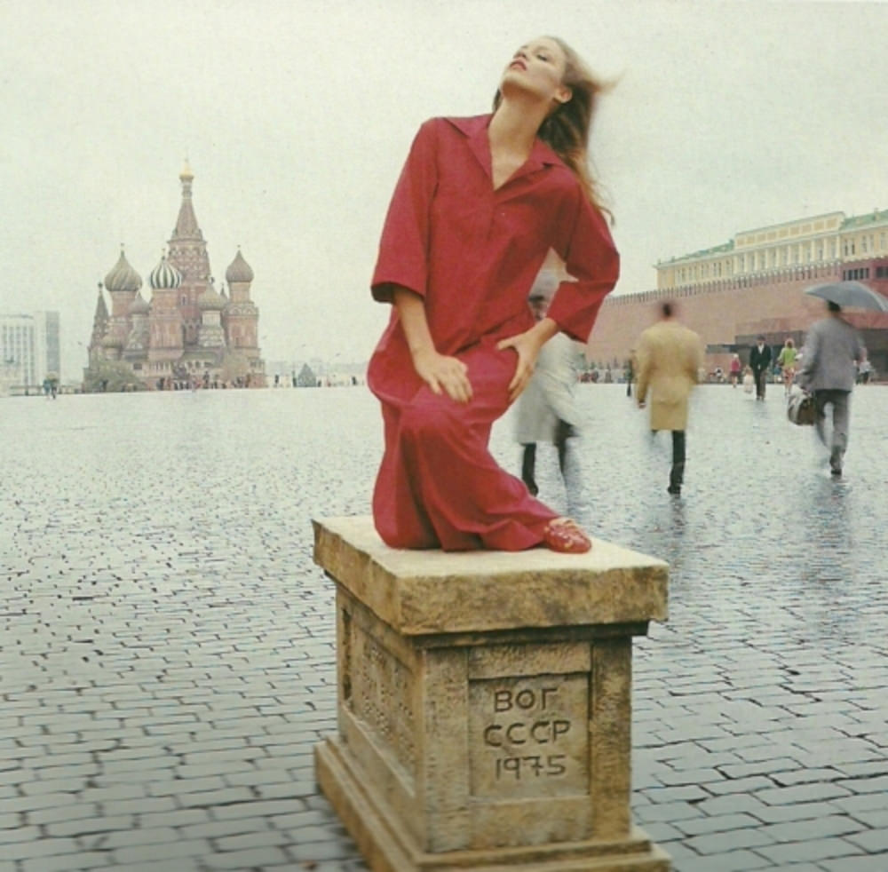 Gorgeous Photos of Jerry Hall captured by Norman Parkinson for British Vogue in 1975