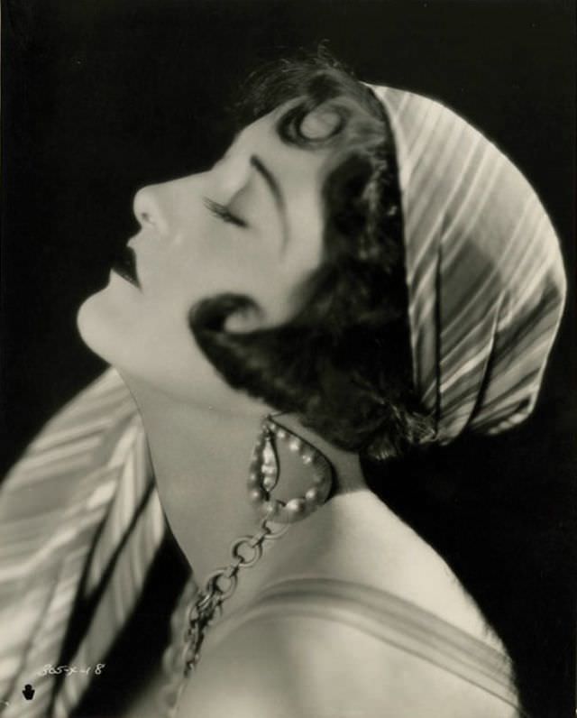 Gorgeous Photos of Beautiful Joan Crawford during the filming of 'The Unknown (1927)