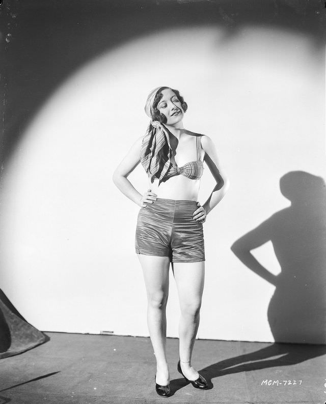 Gorgeous Photos of Beautiful Joan Crawford during the filming of 'The Unknown (1927)