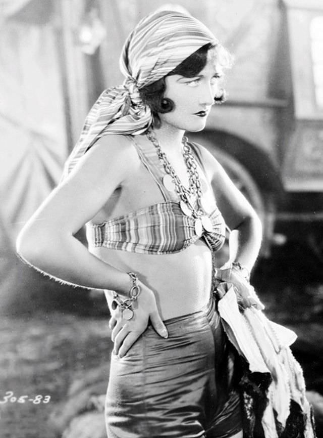 Gorgeous Photos of Beautiful Joan Crawford during the filming of 'The Unknown (1927)