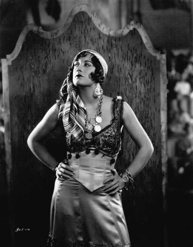 Gorgeous Photos of Beautiful Joan Crawford during the filming of 'The Unknown (1927)